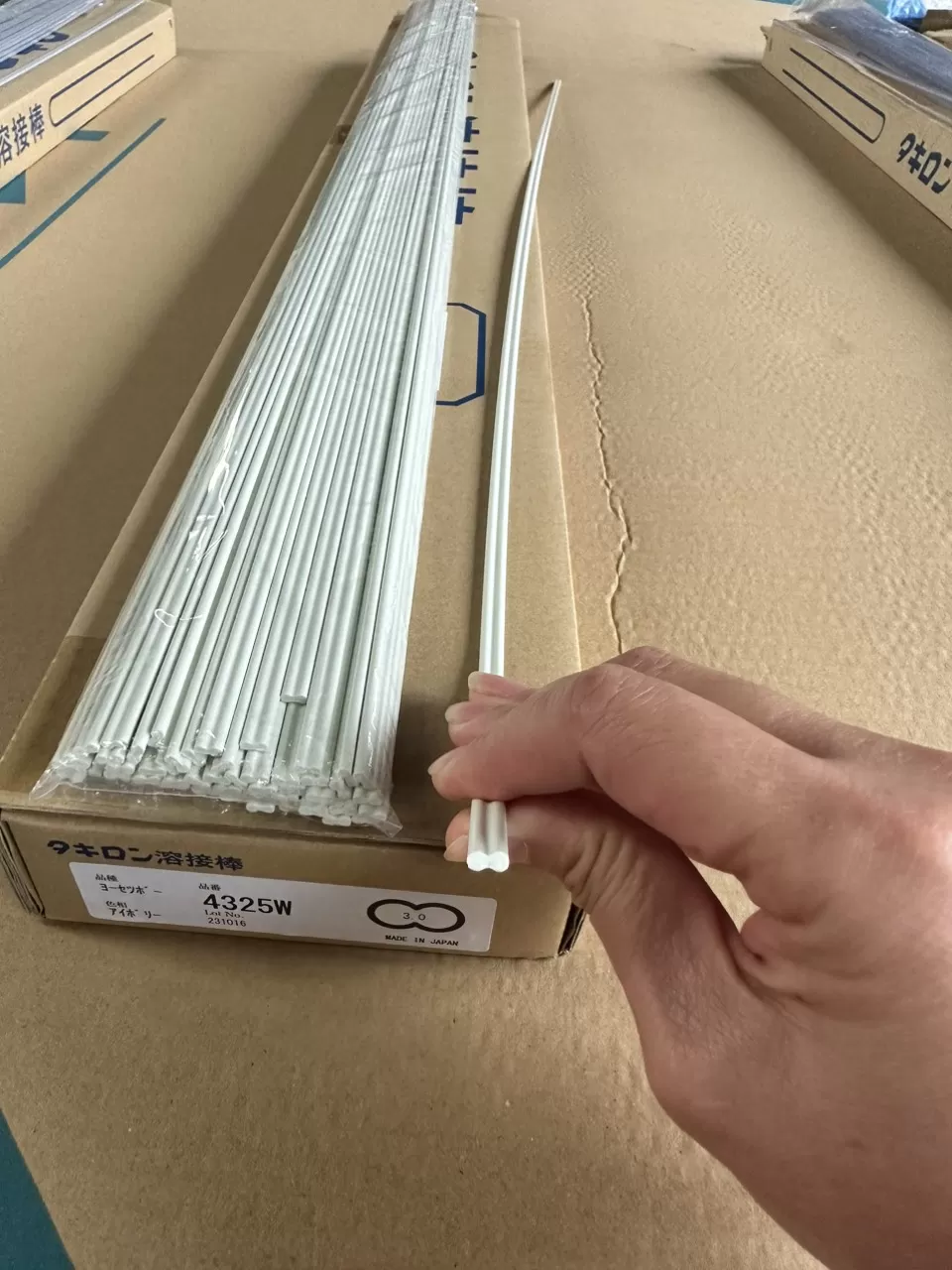 Tại Sao Vật Liệu Takiron Nhật Bản Là Lựa Chọn Hàng Đầu Trong Nhà Máy Điện Tử – Bán Dẫn?